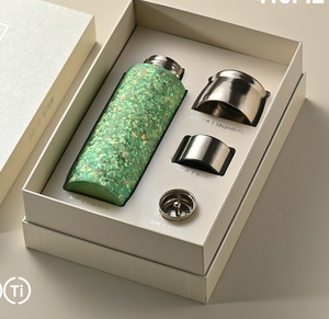 Tasse isotherme moderne en acier inoxydable et titane avec infuseur à thé, idéale pour la voiture, livrée dans un coffret cadeau d'affaires haut de gamme - Product Image 1
