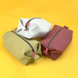 Pochette de maquillage en silicone de qualité supérieure, résistante à l'eau, avec fermeture éclair pratique pour les femmes, utilisation quotidienne - Product Image 4