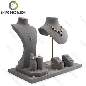 Présentoirs à bijoux en suède gris, personnalisables (logo, dimensions, finition) pour vitrine de bijouterie haut de gamme - Product Image 4