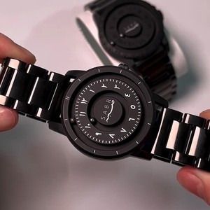 Montre SABR à chiffres arabes avec aiguille magnétique, en acier inoxydable, résistante à l'eau, avec marquages de l'échelle distinctifs, quartz noir - Product Image 2