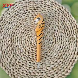 Les objets artisanaux en bois sont originaux et mignons. Sculptures en bois faites à la main en forme d'animaux sont des cadeaux - Product Image 3