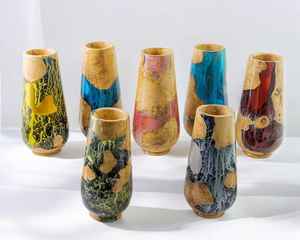 Texture rustique en bois rencontre finition moderne en résine dans l'artisanat en résine Pots en résine et en bois pour plantes Parfaits pour un intérieur élégant - Product Image 4