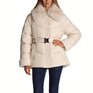 Chaqueta Acolchada para Mujer con Ribete de Piel Sintética - Abrigo de Invierno con Cinturón y Cuello Ancho a la Moda - Product Image 3