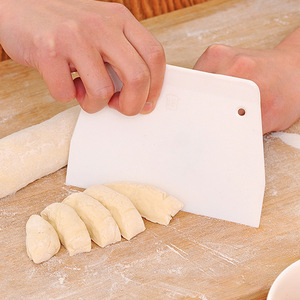 มีดตัดแป้งพลาสติกสำหรับทำขนมเค้กครีมสปาตูล่าสีขาว 20.3 ซม. - Product Image 3
