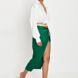2023 elegante cintura alta giro irregular sexy dividida cremallera paquete cadera color sólido falda de satén para mujeres
