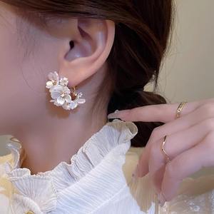 Boucles d'oreilles clous minimalistes haut de gamme Niche Flower pour <span class=keywords><strong>tenue</strong></span> de soirée, usage quotidien, trajets quotidiens et rendez-vous - Product Image 2