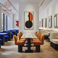 Ensemble de mobilier de café, de restaurant et de salon de thé, canapé en cuir beige avec tables carrées en marbre et chaises de restaurant en velours