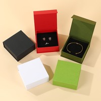 Boîte d'emballage cadeau rigide à fermeture magnétique en gros avec insert en mousse floquée noire, logo personnalisé pour bijoux en or/argent