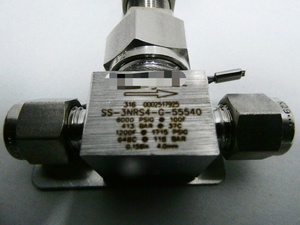 Caixa com <span class=keywords><strong>2</strong></span> Válvulas de Agulha de Aço Inoxidável SS-3NRS4-G-555 40, 6000psi, Tubo de 1/4 polegada - Product Image 2