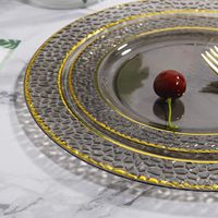 Assiettes en plastique transparentes, blanches et noires avec bordure dorée, texture martelée diamantée et tailles variées pour les événements de mariage et la restauration