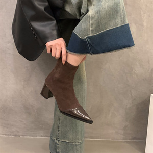 Nuevos <span class=keywords><strong>Botines</strong></span> de Tacón Grueso y <span class=keywords><strong>Punta</strong></span> Fina de Venta al por Mayor 2025, de Ante, Tejido y <span class=keywords><strong>Punta</strong></span> de Charol para Mujer - Product Image 4