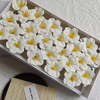 Savon artisanal d'aromathérapie en forme de fleur, pétales de rose colorés, idéal comme souvenir pour les invités de mariage