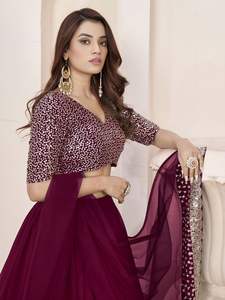 Lehenga moderne fluide couleur bordeaux en georgette douce, orné d'une bordure en dentelle à sequins argentés, ajoute une touche d'élégance royale et de brillance. Prix de gros pour mariage. - Product Image 5