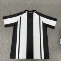 Streetwear Maßgeschneidertes Herren-Fußballtrikot Schwarz-Weiß Vertikale Geometrische Streifen V-Ausschnitt Polo Sublimiertes Fußballshirt