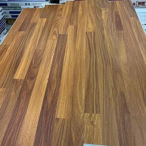 Precio de fábrica <span class=keywords><strong>Suelo</strong></span> <span class=keywords><strong>laminado</strong></span> China 7mm 8mm Impermeable HDF <span class=keywords><strong>Color</strong></span> amarillo <span class=keywords><strong>Suelo</strong></span> <span class=keywords><strong>laminado</strong></span> <span class=keywords><strong>Suelo</strong></span> de núcleo negro - Product Image 5