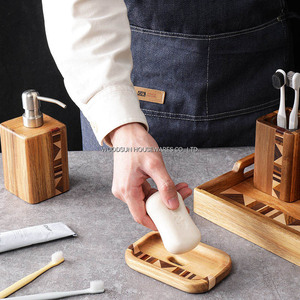 Set di Accessori da Bagno in Legno Woodsun con Dispenser per Sapone, Vasetto Porta Cotone, Porta Spazzolini e Porta Saponetta - Product Image 2