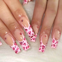 Faux ongles en acrylique à presser en gros, motif léopard rose ludique avec base nude, bouts français roses, motif imprimé léopard et strass rouges