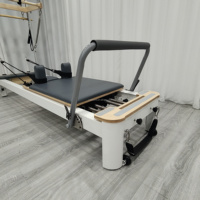 Machine de Pilates Reformer en alliage d'aluminium durable et réglable avec système de rail fixe et support demi-tour pour usage professionnel en studio