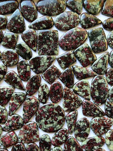 Pierre précieuse naturelle Eudialyte en vrac, formes et tailles variées, cabochon pour la fabrication de bijoux - Product Image 4