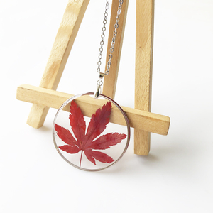 Collana con Foglia di Acero Rosso Essiccata Autunnale in Resina, Souvenir Canadese in Argento 45mm, Regalo Ideale per Lei - Product Image 1