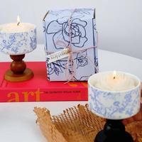 Bougie parfumée en céramique sur piédestal, motif floral bleu vintage, en forme de fleur, avec boîte cadeau, idéale pour mariage ou décoration intérieure
