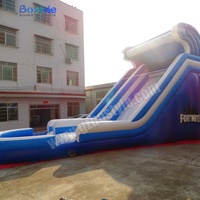 Grand toboggan aquatique gonflable en PVC avec mur d'escalade et piscine à jets, installation facile pour événements estivaux en plein air