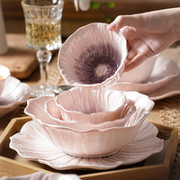Service de table en céramique élégant à motifs floraux avec glaçure dégradée rose et violette pour le thé de l'après-midi, le brunch et les repas romantiques à la maison