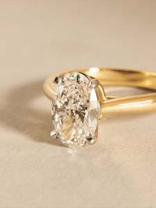 Bague de fiançailles personnalisée en or massif avec diamant de laboratoire taille brillant ovale pour femme, idéale pour anniversaire de mariage et occasions spéciales - Product Image 5