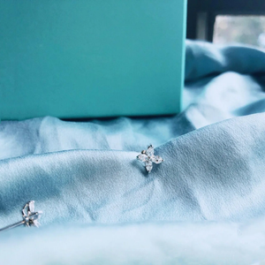 Pendientes de Zirconia con Forma de Flor de Alta Calidad - Plata de Ley S925, Base de Plata Chapada en Oro Blanco de 18K, Hechos a Mano, Premium - Product Image 3