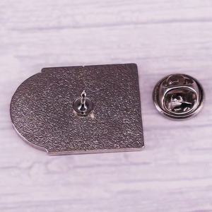Broche en métal en gros, motif lettre anglaise « Si vous vous sentez seul, allez au magasin de disques », collection souvenir pour les amateurs de musique - Product Image 4