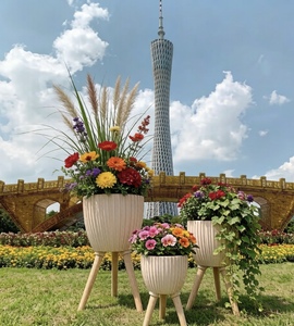 กระถางดอกไม้ไฟเบอร์เคลย์สีขาวทันสมัยพร้อมขาไม้สำหรับปลูกต้นไม้กลางแจ้ง ดีไซน์มินิมอลสำหรับดอกไม้และพืชสีเขียว - Product Image 2