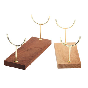 Expositor de joyería de madera con ganchos dorados para exhibir collares, pulseras y accesorios. - Product Image 5
