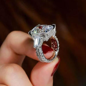 Anello con Diamante Taglio Radiant F1021 con Pietre Laterali a Baguette, Colore D Naturale, Anello di Fidanzamento Classico da Donna - Product Image 3