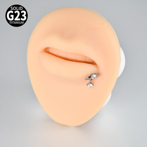 Pendientes de Titanio G23 con Diseño de <span class=keywords><strong>Flecha</strong></span> Atravesando un Corazón, con Zirconia Incrustada, Rosca Interna y Parte Trasera Plana para Perforaciones en Oreja, Labio y Nariz - Product Image 4