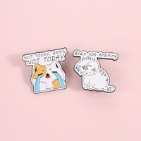 Großhandel Niedliche Emaille-Pins: „Brain Not Brainning“, Engel-Kreuz, Niedliches Weinendes-Motiv für Humor, Arbeitszitat, Anstecknadel, Neujahr