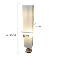 Lampe sur pied de style japonais avec base chromée et abat-jour en papier crépon blanc