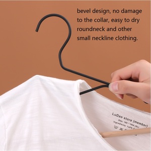 شماعات معدنية خشبية حديثة الأكثر مبيعًا ، شماعات حديد زان من دون انزلاق ، شماعات ملابس من الخشب الصلب الحديدي - Product Image 4