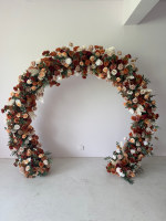 Arche florale romantique rose et rouge avec fleurs artificielles pour un décor luxueux de mariage, de fête ou d'événement en plein air
