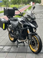 Motocyclette de tourisme d'aventure Benelli TRK902X 904cc bicylindre refroidie par eau avec coffres latéraux en aluminium d'origine
