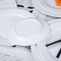 Vente en gros ensemble d'assiettes plates pour mariage en vrac ensemble d'assiettes en céramique de luxe blanches personnalisées bon marché assiettes de chargeur