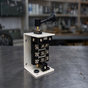 Shree L.T. Interrupteur de commande marche/arrêt KK86 3 pôles, boîtier de distribution à montage supérieur, en métal, pour usage intérieur/extérieur, Inde - Product Image 4