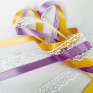 Baguettes de cérémonie de mariage en ruban de dentelle avec clochettes, bâtons de ruban de satin portatifs pour la sortie de la cérémonie de mariage - Product Image 1