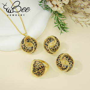 Últimos conjuntos de joyería con estampado de leopardo, resistentes al deslustre, impermeables, de latón chapado en oro de 14k, con anillo, collar y aretes para mujeres africanas. - Product Image 5