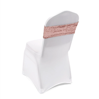 Housses de fauteuil en polyester élastique avec décorations en ruban et dos en sequins pour les célébrations d'hôtels et de mariages