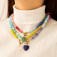 Collier tendance en pierres naturelles perlées avec pendentif cœur en cristal et fermoir marin en acier inoxydable – Bijoux