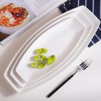 Vaisselle de restaurant en céramique rétro de luxe léger en gros, assiettes blanches en forme d'arc, plats de restauration personnalisables, compatibles micro-ondes