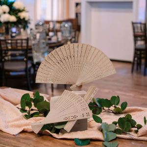 Éventail pliant classique en bois gravé, personnalisé et peint en bambou, idéal pour le Nouvel An chinois, les mariages, les anniversaires et les décorations de bébé - Product Image 4