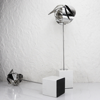 Sculpture d'oiseau abstraite moderne en métal, design Art Déco, finition argentée, figurine de luxe sur base en marbre blanc, en stock, décoration d'intérieur