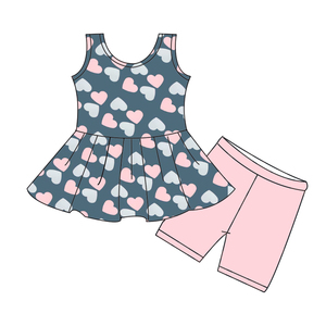 Conjunto de Dos Piezas para Niña Pequeña para el Día de San Valentín, Top sin Mangas con Estampado de Corazón y Pantalones Cortos Lisos de Seda de Leche - Product Image 4