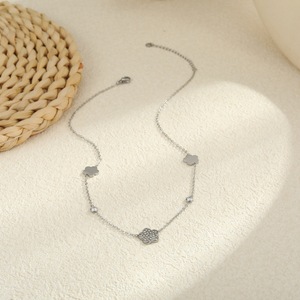 Kalung Liontin Bunga Bintang Bulan Berlapis Emas 18K Mewah dengan Baja Anti Karat PVD dan Batu CZ untuk Perhiasan Sehari-hari Wanita - Product Image 5